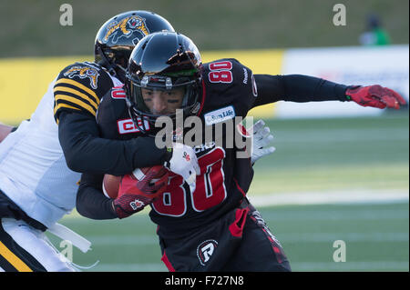 Ottawa, Ontario, Kanada. 22. November 2015. 22. November 2015. OIttawa RedBlacks Wide Receiver Chris Williams (#80) in der East Division Matchup zwischen den Hamilton Tiger-Katzen und Ottawa RedBlacks TD-Stadion in Ottawa, Ontario, Kanada in Angriff genommen wird. Die Redblacks besiegt Hamilton 35-28. © Marc DesRosiers/ZUMA Draht/Alamy Live-Nachrichten Stockfoto