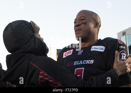 Ottawa, Ontario, Kanada. 22. November 2015. 22. November 2015. Ottawa RedBlacks quarterback Henry Burris (#1) nach seinem Sieg in der Eastern Division Matchup zwischen den Hamilton Tiger-Katzen und Ottawa RedBlacks TD-Stadion in Ottawa, Ontario, Kanada. Die Redblacks besiegt Hamilton 35-28. © Marc DesRosiers/ZUMA Draht/Alamy Live-Nachrichten Stockfoto