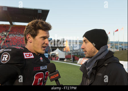 Ottawa, Ontario, Kanada. 22. November 2015. 22. November, wird 2015.Ottawa RedBlacks Wide Receiver Greg Ellingson (82) interviewt nach East Division Matchup zwischen den Hamilton Tiger-Katzen und Ottawa RedBlacks TD-Stadion in Ottawa, Ontario, Kanada. Die Redblacks besiegt Hamilton 35-28. © Marc DesRosiers/ZUMA Draht/Alamy Live-Nachrichten Stockfoto