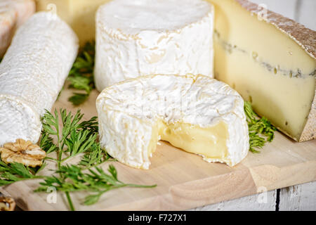 französische Käsesorten auf alten Tisch platziert Stockfoto