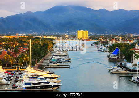 Sonnenuntergang am Yachthafen in Puerto Vallarta, Mexiko mit den Sierra Madre Bergen im Hintergrund. Stockfoto