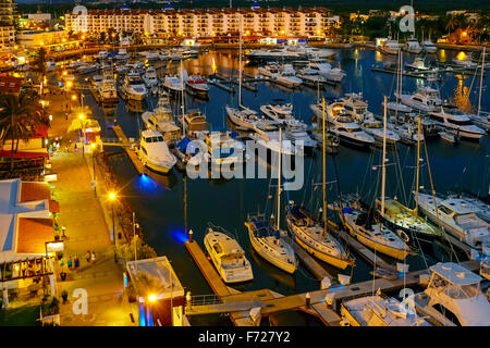 Abends an der Marina bei Marina Vallarta, Puerto Vallarta, Mexiko Stockfoto