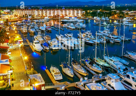 Abends an der Marina bei Marina Vallarta, Puerto Vallarta, Mexiko Stockfoto