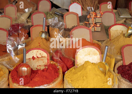 Einige Taschen mit verschiedenen Arten von Gewürzen auf einem Outdoorladen während der Feier ein mittelalterliches fest Stockfoto