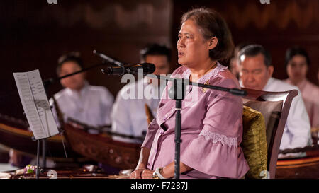 London, UK.  23. November 2015.  Ein Thai Klassik-Konzert findet am Senat-Haus, Universität von London, in der Feier des 60. Geburtstags von ihrer Königlichen Hoheit Prinzessin Maha Chakri Sirindhorn von Thailand (im Bild).  Bildnachweis: Stephen Chung / Alamy Live News Stockfoto