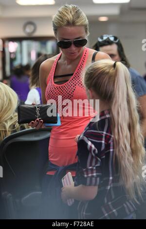 Alex Gerrard und ihren Töchtern Lexie und Lilly-Ella ihre Nägel zusammen getan bekommen und Sie frische nehmen Säfte, Featuring: Alex Gerrard Where: Los Angeles, California, Vereinigte Staaten von Amerika bei: 23. Oktober 2015 Stockfoto