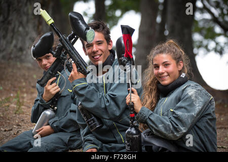 Ein Team von Jugendlichen bereit, eine Paintball Party zu spielen. Équipe d'adolescents Se Préparant À Weltweisen Une Partie de Paintball. Stockfoto