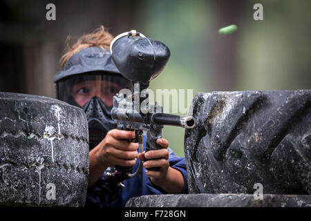 Ein Paintball Spieler Jugendlicher bei der Arbeit. Heranwachsenden Joueur de Paintball in Aktion. Stockfoto