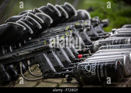 Eine Reihe von Paintball Markierer. Rangée de Lanceurs de Paintball. Stockfoto