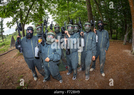 Ein Team von Jugendlichen bereit, eine Paintball Party zu spielen. Équipe d'adolescents Se Préparant À Weltweisen Une Partie de Paintball. Stockfoto