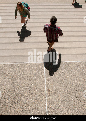 Blick hinunter auf Studenten, Spaziergang durch die UC-Berkeley-Campus in Berkeley, Kalifornien. Stockfoto