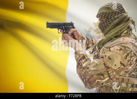 Männlich in muslimischen Keffiyeh mit Pistole in der Hand und Nationalflagge auf Hintergrund-Serie - Staat Vatikanstadt Stockfoto