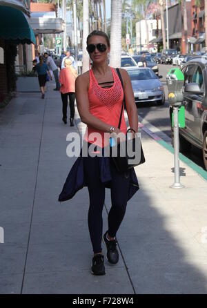 Alex Gerrard und ihren Töchtern Lexie und Lilly-Ella bekommen ihre Nägel in Beverly Hills Nail Design mit zusammen getan: Alex Gerrard Where: Los Angeles, California, Vereinigte Staaten von Amerika bei: 23. Oktober 2015 Stockfoto