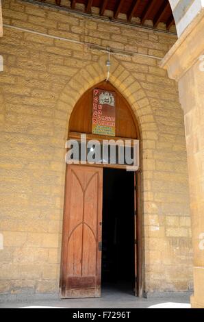 Halb offen Holz Tür Eingang Frere Hall Public Library Karachi Pakistan Stockfoto