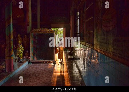 Ein junger Mönch im späten Nachmittag Licht am Kampong Phluk, Siem Reap, Kambodscha Stockfoto