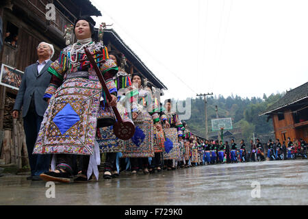 Liping, Qiandongnan der Miao und Dong autonomen Perfecture von Südwesten Chinas Provinz Guizhou. 23. November 2015. Eine Trauerfeier wird von Menschen Dong Volksgruppe für außergewöhnliche antike chinesische Carpenter, Ingenieur und Erfinder Lu Ban in Liping County, Qiandongnan der Miao und Dong autonomen Perfecture von Südwesten Chinas Provinz Guizhou, 23. November 2015 gehalten. Bildnachweis: Yang Daifu/Xinhua/Alamy Live-Nachrichten Stockfoto