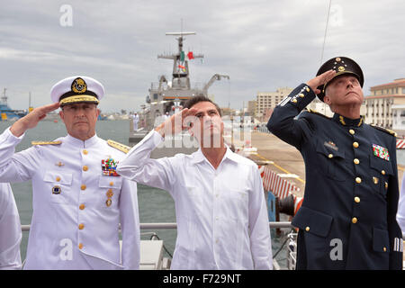 Veracruz, Mexiko. 23. November 2015. Abbildung Mexican President Enrique Pena Nieto (C) Teilnahme an der Gedenkfeier des Tages der Marine von Mexiko, in Veracruz, Mexiko, am 23. November 2015 von der mexikanischen Präsidentschaft zur Verfügung gestellt. Bildnachweis: Mexikos Präsidentschaft/Xinhua/Alamy Live-Nachrichten Stockfoto