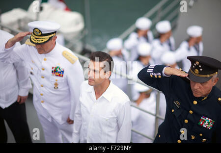 Veracruz, Mexiko. 23. November 2015. Abbildung Mexican President Enrique Pena Nieto (C) Teilnahme an der Gedenkfeier des Tages der Marine von Mexiko, in Veracruz, Mexiko, am 23. November 2015 von der mexikanischen Präsidentschaft zur Verfügung gestellt. Bildnachweis: Mexikos Präsidentschaft/Xinhua/Alamy Live-Nachrichten Stockfoto