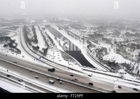 Zhengzhou. 24. November 2015. Foto aufgenommen am 24. November 2015 zeigt die Schnee-Landschaft in Zhengzhou, Hauptstadt der Provinz Zentral-China Henan. Die Provinz sah eine heftige Schneefälle am Montag und Dienstag. Bildnachweis: Zhu Xiang/Xinhua/Alamy Live-Nachrichten Stockfoto