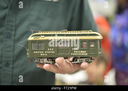 Bethpage, New York, USA. 22. November 2015. FRANK KOBYLARZ, Mitbegründer des Vereins Long Island Traktion hält ein grünes Auto Scratch gebaut 202 United States Mail Railway Post Office Trolley. Kobylarz erklärte seine O-Gauge-Trolley nicht aus einem Bausatz, sondern aus einfachen Materialien wie Holz erbaut wurde, und dass der ursprüngliche Wagen, die, dem es auf modelliert wird, betrieben von 1922 bis 1937 in NY, NJ, New Haven, Bronx, Brooklyn. Der Trolley Züge Layout ist eine von mehreren operativen Layouts auf der 6. jährlichen Nassau County Modell Zug Show, gehalten an der Bethpage Senior Community Center. Stockfoto