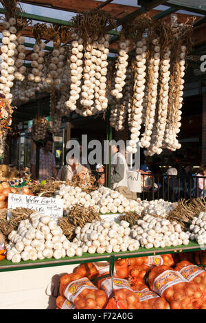 Knoblauchzwiebeln und Zwiebeln zum Verkauf in Byward Market. Stockfoto