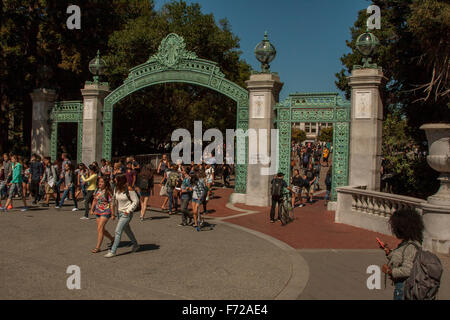 Studenten brechen für das Mittagessen an einem Herbsttag Sather Gate auf UC Berkeley Campus. Stockfoto