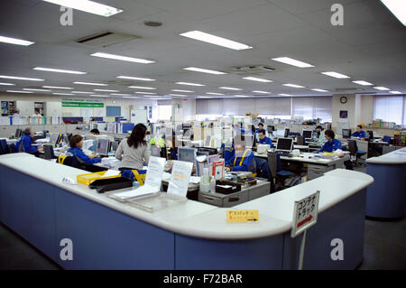 Mitarbeiter im Büro der Nippon Express Company. Japan. Tokyo 15.12.2009 Stockfoto