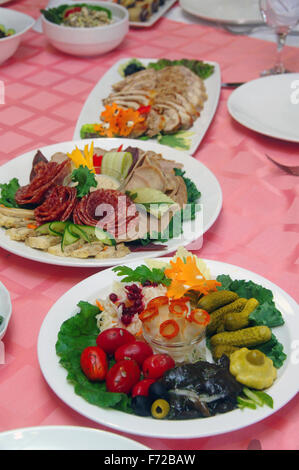 Verschiedene frische Salate auf ein Buffet in Einzelbehältnissen Catering Veranstaltung oder Feier, fliehendes Perspektive angezeigt Stockfoto