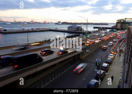 Abend-Verkehr auf den FDR Drive, New York City, NY, USA Stockfoto