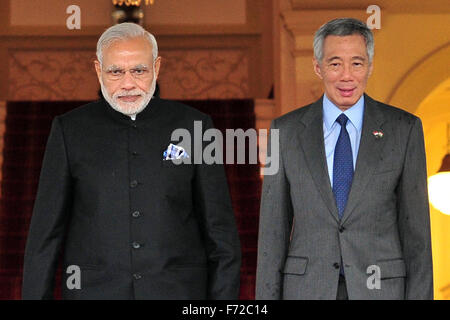 Singapur. 24. November 2015. Indiens Premierminister Narendra Modi (L) und Singapurs Premierminister Lee Hsien Loong besuchen eine Willkommenszeremonie in Singapurs Istana, 24. November 2015 statt. Modi wurde zu einem zweitägigen Besuch. Bildnachweis: Dann Chih Wey/Xinhua/Alamy Live News Stockfoto