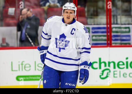 Raleigh, North Carolina, USA. 20. November 2015. Toronto Maple Leafs Verteidiger Dion Phaneuf (3) während des NHL-Spiels zwischen den Toronto Maple Leafs und die Carolina Hurricanes in der PNC-Arena. © Andy Martin Jr./ZUMA Draht/Alamy Live-Nachrichten Stockfoto