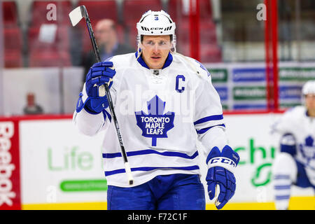 Raleigh, North Carolina, USA. 20. November 2015. Toronto Maple Leafs Verteidiger Dion Phaneuf (3) während des NHL-Spiels zwischen den Toronto Maple Leafs und die Carolina Hurricanes in der PNC-Arena. © Andy Martin Jr./ZUMA Draht/Alamy Live-Nachrichten Stockfoto