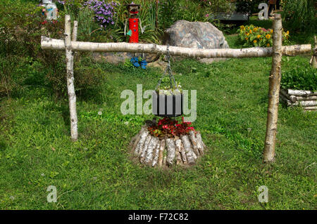 Zusammensetzung in den Innenhof, Feuerblume, Topf und Rasen Stockfoto