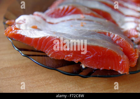 gesalzene Forelle auf Dishpieces gesalzene Forellen liegen auf einer Platte Stockfoto