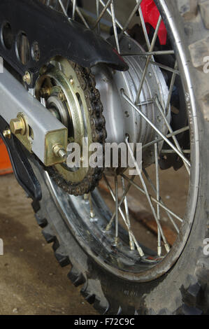 Detail einer Motorrad hintere Kette am Rad Stockfoto