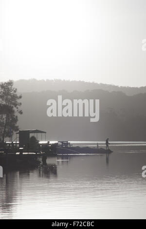 Sunset Lake Conjola Nsw Australia Angler, coole klassische Südküste Stockfoto