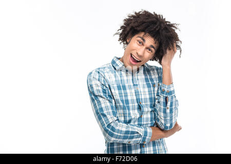 Porträt eines fröhlichen Afro amerikanischen Mannes mit dem lockigen Haar, Blick in die Kamera auf einem weißen Hintergrund isoliert Stockfoto