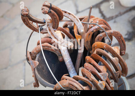 Große Gruppe von alten verrostete Hufeisen Stahl Stockfoto