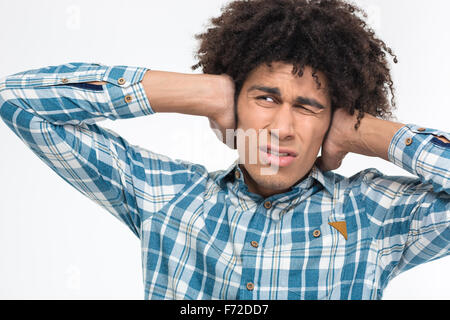 Porträt von depressiv Afro Amerikaner mit dem lockigen Haar, die Ohren isoliert auf weißem Hintergrund Stockfoto