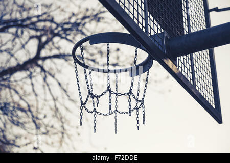 Korb gemacht von Ketten für Basketball spielen auf dem Spielplatz im Stadtpark, Jahrgang getönten Foto Stockfoto