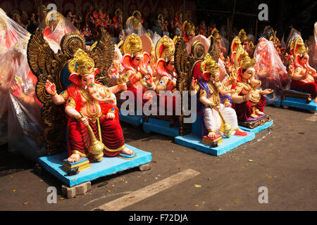 Ganesh Idole gehalten für Verkauf, Pune, Maharashtra, Indien, Asien Stockfoto