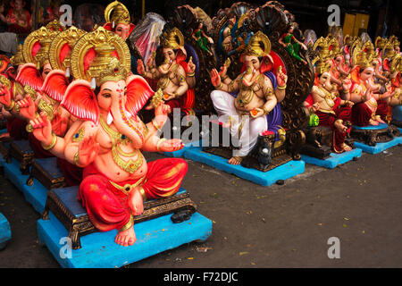 Ganesh Idole gehalten für Verkauf, Pune, Maharashtra, Indien, Asien Stockfoto