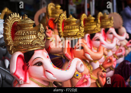 Ganesh Idole gehalten für Verkauf, Pune, Maharashtra, Indien, Asien Stockfoto