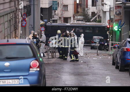 Athen, Griechenland. 24. November 2015. Feuerwehrleute arbeiten auf dem Gelände einer Explosion im Zentrum Athens, Griechenland, 24. November 2015. Ein Bombenangriff ereignete sich außerhalb des Büros von Griechenlands Business Federation (SEV) im zentralen Athen verursacht Sachschäden, aber keine Verletzungen, so die Polizei. Bildnachweis: Marios Lolos/Xinhua/Alamy Live-Nachrichten Stockfoto