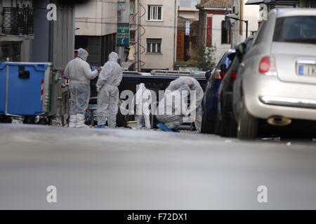 Athen, Griechenland. 24. November 2015. Polizei forensische Experten Suche nach Hinweisen auf dem Gelände einer Explosion im Zentrum Athens, Griechenland, am 24. November 2015. Ein Bombenangriff ereignete sich außerhalb des Büros von Griechenlands Business Federation (SEV) im zentralen Athen verursacht Sachschäden, aber keine Verletzungen, so die Polizei. Bildnachweis: Marios Lolos/Xinhua/Alamy Live-Nachrichten Stockfoto