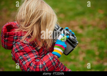 Nahaufnahme von Mädchen zu fotografieren und betrachten Vintage analog zweiäugigen Spiegelreflex-Kamera, Aufnahme Stockfoto