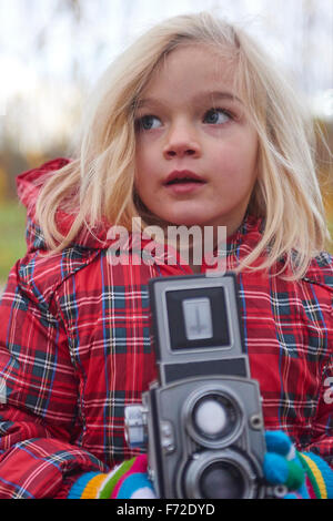 Nahaufnahme von Mädchen zu fotografieren und betrachten Vintage analog zweiäugigen Spiegelreflex-Kamera, Aufnahme Stockfoto