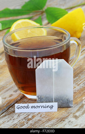 Guten Morgen Karte mit Tasche lehnt sich an das Glas Stockfoto