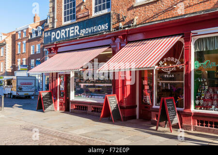 Traditionelle Metzgerei und Café mit Markisen. Newark auf Trent, Nottinghamshire, England, UK Stockfoto