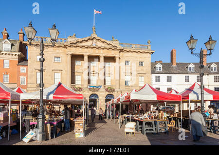 Die Buttermarket mit Markt Stände vor, Market Place, Newark auf Trent, Nottinghamshire, England, UK Stockfoto